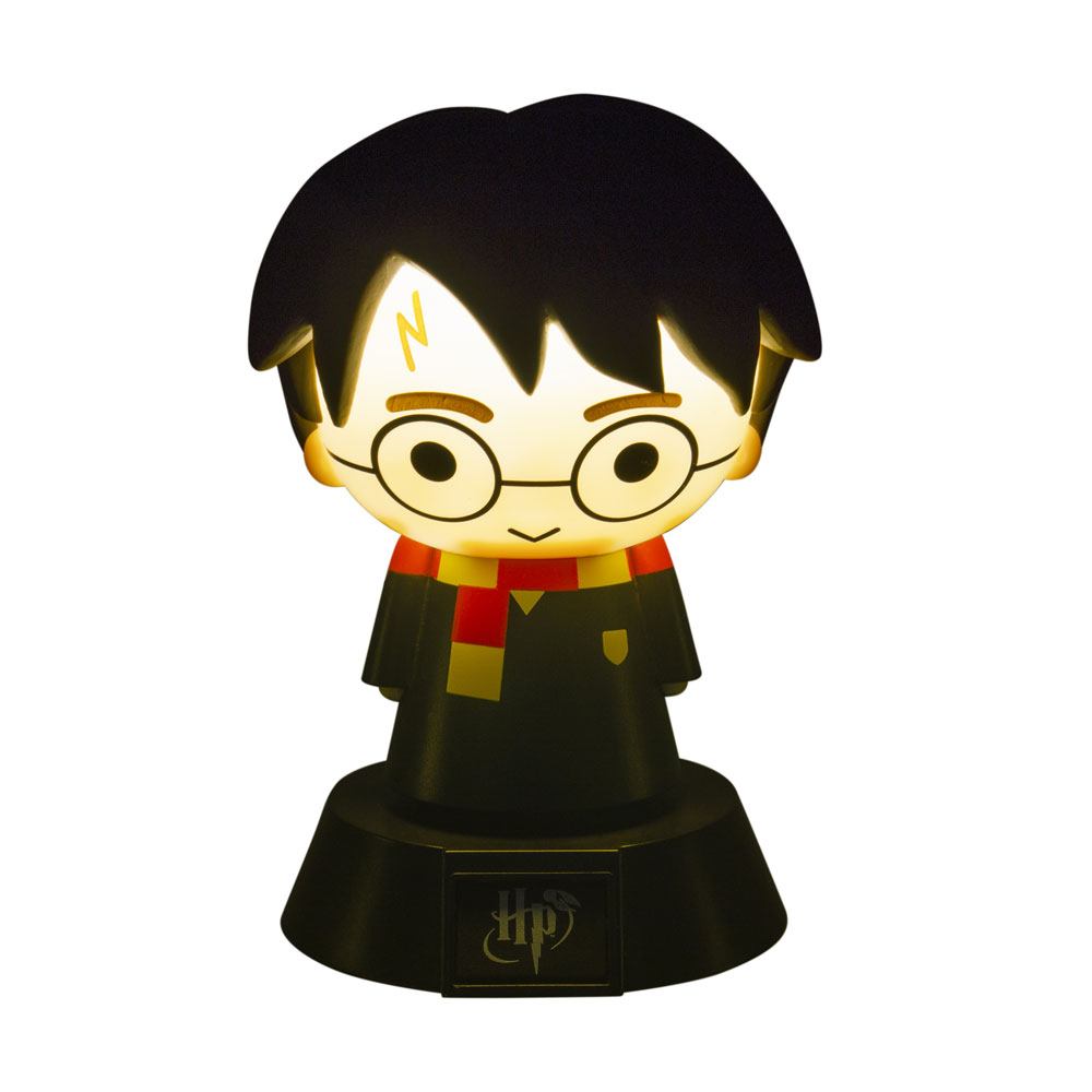 Harry potter lámpara 3d icon harry potter. Esta lámpara tiene un diseño original y divertido, que recrea los rasgos de harry potter con un efecto tridimensional. Podrás ver su cicatriz, sus gafas y su pelo negro, iluminados con una luz blanca que crea un ambiente acogedor. La lámpara 3d icon harry potter es un regalo perfecto para los amantes de la saga, o para ti mismo si quieres sentirte como un alumno de hogwarts. Es fácil de usar y no necesita cables, solo pilas.