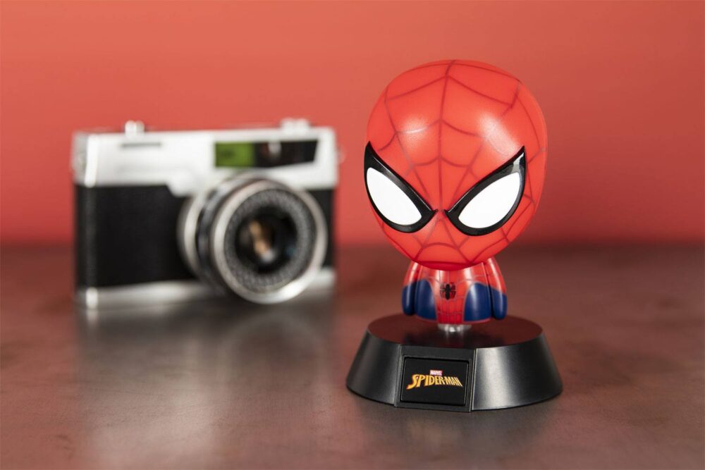 Marvel lámpara 3d icon spider-man. Se trata de una mini lámpara de la serie icons, fabricada en pvc, de 10 cm de altura, sostenida en una peana que proporciona una luz de ambiente tenue y agradable, ideal para una habitación con estilo. Puedes ponerla en la mesilla o en una estantería como si fuera un adorno pues, tanto encendida como apagada, es una figura réplica en 3d de spiderman. Funciona con dos pilas tipo aaa (no incluidas), con un consumo muy bajo ya que utiliza bombillas leds. Un regalo ideal para las fans de los vengadores y para los amantes de las lámparas de ambiente. Se entrega en una caja protectora ideal para coleccionistas.