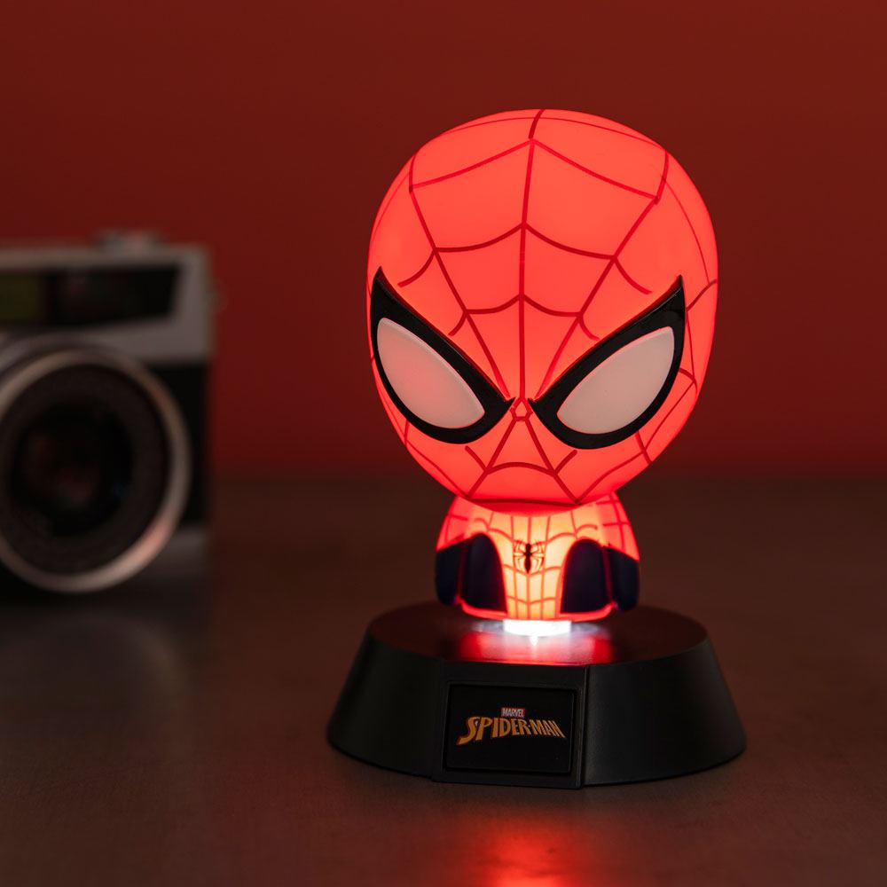 MARVEL LÁMPARA 3D ICON SPIDER-MAN. Se trata de una mini lámpara de la serie Icons, fabricada en PVC, de 10 cm de altura, sostenida en una peana que proporciona una luz de ambiente tenue y agradable, ideal para una habitación con estilo. Puedes ponerla en la mesilla o en una estantería como si fuera un adorno pues, tanto encendida como apagada, es una figura réplica en 3D de Spiderman. Funciona con dos pilas tipo AAA (no incluidas), con un consumo muy bajo ya que utiliza bombillas LEDs. Un regalo ideal para las fans de Los Vengadores y para los amantes de las lámparas de ambiente. Se entrega en una caja protectora ideal para coleccionistas.
