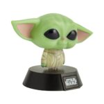 STAR WARS THE MANDALORIAN LÁMPARA 3D ICON THE CHILD. Es una lámpara bellamente elaborada que presenta a Yoda y The Child, dos personajes queridos de la icónica franquicia. Con una altura de 12 cm, esta pieza decorativa es perfecta para fans de todas las edades. Su diseño elegante y su impresionante detalle la convierten en un artículo imprescindible para cualquier colección de entusiastas de Star Wars. Añade un toque de encanto intergaláctico a tu hogar u oficina con esta excepcional lámpara, que muestra la magia del universo de Star Wars.