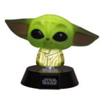 STAR WARS THE MANDALORIAN LÁMPARA 3D ICON THE CHILD. Es una lámpara bellamente elaborada que presenta a Yoda y The Child, dos personajes queridos de la icónica franquicia. Con una altura de 12 cm, esta pieza decorativa es perfecta para fans de todas las edades. Su diseño elegante y su impresionante detalle la convierten en un artículo imprescindible para cualquier colección de entusiastas de Star Wars. Añade un toque de encanto intergaláctico a tu hogar u oficina con esta excepcional lámpara, que muestra la magia del universo de Star Wars.