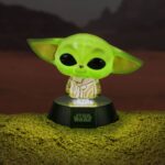 STAR WARS THE MANDALORIAN LÁMPARA 3D ICON THE CHILD. Es una lámpara bellamente elaborada que presenta a Yoda y The Child, dos personajes queridos de la icónica franquicia. Con una altura de 12 cm, esta pieza decorativa es perfecta para fans de todas las edades. Su diseño elegante y su impresionante detalle la convierten en un artículo imprescindible para cualquier colección de entusiastas de Star Wars. Añade un toque de encanto intergaláctico a tu hogar u oficina con esta excepcional lámpara, que muestra la magia del universo de Star Wars.
