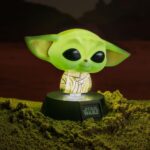 STAR WARS THE MANDALORIAN LÁMPARA 3D ICON THE CHILD. Es una lámpara bellamente elaborada que presenta a Yoda y The Child, dos personajes queridos de la icónica franquicia. Con una altura de 12 cm, esta pieza decorativa es perfecta para fans de todas las edades. Su diseño elegante y su impresionante detalle la convierten en un artículo imprescindible para cualquier colección de entusiastas de Star Wars. Añade un toque de encanto intergaláctico a tu hogar u oficina con esta excepcional lámpara, que muestra la magia del universo de Star Wars.