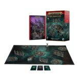 SPEARHEAD: SAND & BONE GAMING PACK (ESPAÑOL). Punta de lanza es una emocionante forma de disfrutar de Warhammer Age of Sigmar, tanto para jugadores nuevos como experimentados. En este modo de juego, librarás batallas a pequeña escala rápidas, tácticas y siempre diferentes. El pack contiene cartas, terreno, un tablero y un suplemento para jugar partidas de Punta de lanza en Warhammer Age of Sigmar. El tablero mide 30” x 22,4” (el tamaño específico para las partidas de Punta de lanza) e incluye marcadores de objetivo preimpresos para que tus ejércitos luchen por ellos. Las seis piezas de terreno son ideales para añadir dimensión a tus partidas, creando oportunidades para cubrirse y emboscar. También incluye cartas temáticas con giros inesperados que aseguran partidas reñidas hasta la última tirada, y cartas de táctica que establecen cómo obtener puntos de victoria y ofrecen poderosos efectos únicos.