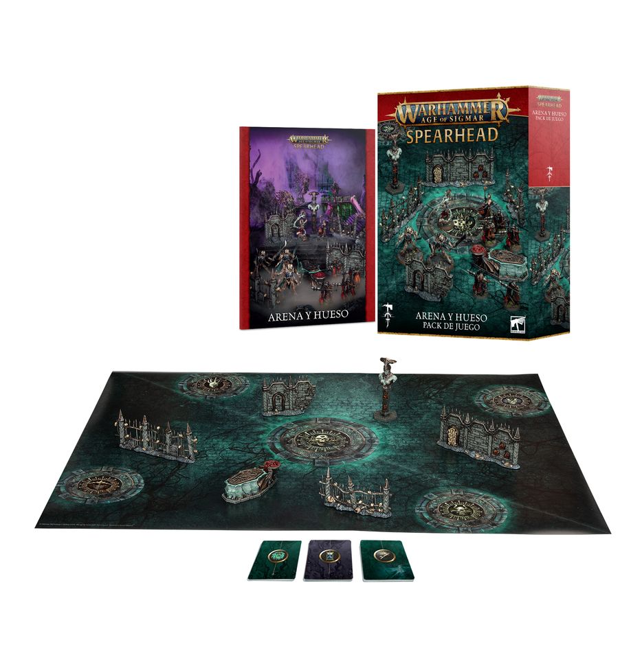 Spearhead: sand & bone gaming pack (español). Punta de lanza es una emocionante forma de disfrutar de warhammer age of sigmar, tanto para jugadores nuevos como experimentados. En este modo de juego, librarás batallas a pequeña escala rápidas, tácticas y siempre diferentes. El pack contiene cartas, terreno, un tablero y un suplemento para jugar partidas de punta de lanza en warhammer age of sigmar. El tablero mide 30” x 22,4” (el tamaño específico para las partidas de punta de lanza) e incluye marcadores de objetivo preimpresos para que tus ejércitos luchen por ellos. Las seis piezas de terreno son ideales para añadir dimensión a tus partidas, creando oportunidades para cubrirse y emboscar. También incluye cartas temáticas con giros inesperados que aseguran partidas reñidas hasta la última tirada, y cartas de táctica que establecen cómo obtener puntos de victoria y ofrecen poderosos efectos únicos.