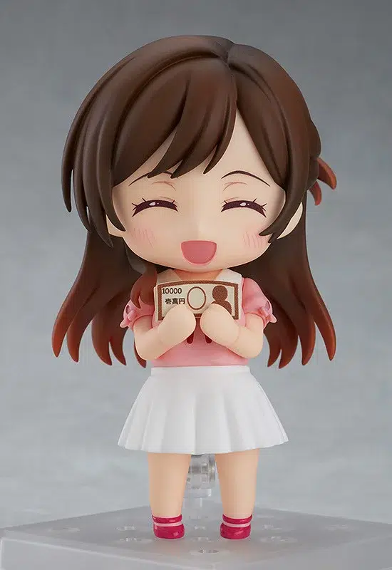 Chizuru mizuhara rent a girlfriend nendoroid. Good smile company vuelve a presentar dentro de su colección nendoroid esta figura de chizuru mizuhara, basada en su aparición en el anime "rent-a-girlfriend". La figura incluye 3x placas faciales intercambiables (estándar, sonrojada y sonriente), así como accesorios opcionales como 1x smartphone, 1x bolso de mano y 1x billete de 10. 000 yenes. Mide aproximadamente 10 cm de alto y está fabricada en abs y pvc. Incluye base con soporte para exposición.