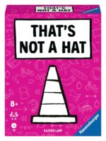 THAT'S NOT A HAT ! JDM. Envuelve y regala objetos en este juego de cartas engañosamente sencillo de tener la mejor memoria del mundo... o de convencer a todo el mundo de que la tienes! ¿Ese regalo era un sombrero, un cubo o un cono de tráfico? Juega a este «inolvidable» juego de prestidigitación con amigos y familiares para divertirte, reírte y pasar un rato de alocado caos. 