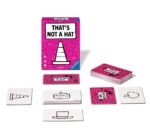 THAT'S NOT A HAT ! JDM. Envuelve y regala objetos en este juego de cartas engañosamente sencillo de tener la mejor memoria del mundo... o de convencer a todo el mundo de que la tienes! ¿Ese regalo era un sombrero, un cubo o un cono de tráfico? Juega a este «inolvidable» juego de prestidigitación con amigos y familiares para divertirte, reírte y pasar un rato de alocado caos. 