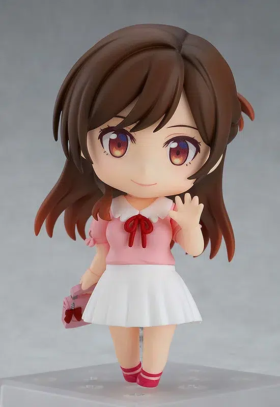Chizuru mizuhara rent a girlfriend nendoroid. Good smile company vuelve a presentar dentro de su colección nendoroid esta figura de chizuru mizuhara, basada en su aparición en el anime "rent-a-girlfriend". La figura incluye 3x placas faciales intercambiables (estándar, sonrojada y sonriente), así como accesorios opcionales como 1x smartphone, 1x bolso de mano y 1x billete de 10. 000 yenes. Mide aproximadamente 10 cm de alto y está fabricada en abs y pvc. Incluye base con soporte para exposición.