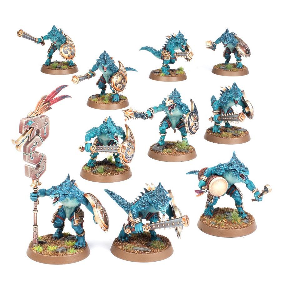 Spearhead: seraphon–sunblooded prowlers. Los acechadores estirpesolar se caracterizan por su sigilo y brutalidad. Estos expertos cazadores son serafones implacables, encargados de erradicar amenazas específicas para los enigmáticos planes de sus señores slann. Una vez que detectan el rastro de un enemigo, nada salvo la muerte los aparta de su labor. Si quieres reclamar los reinos mortales como parte del gran plan, esta caja es la forma ideal de comenzar una colección de serafones o de ampliar tu ejército de warhammer age of sigmar, y resulta más económica que comprar los kits por separado. Las fauces de itzl, compuestas por unos feroces estirpesolar y su escolta de saurios, inspiran al resto de la fuerza con sus valientes hazañas. Junto a ellos marchan a la batalla una unidad de guerreros saurios. Los veloces cazadores de huanchi capturan cualquier objetivo que el enemigo deje desprotegido, y un engendro de chotec brinda apoyo a distancia escupiendo ácido sobre tus adversarios. Estas miniaturas conforman una fuerza completa de punta de lanza, lo que significa que podrás lanzarte a jugar partidas tácticas e intensas desde el primer momento. El engendro de chotec incluye opciones para personalizarlo con dos cabezas distintas, dos tipos de cresta y dos poses diferentes para el cuello. Uno de sus domadores eslizones lleva un icono sagrado que puede rematarse con una de dos piezas decorativas opcionales. Los guerreros saurios incluyen piezas para montar un campeón, un músico con tambor de guerra y un portaestandarte opcionales, con dos iconos distintos para elegir. Las cabezas y escudos pueden intercambiarse entre las miniaturas, y cada guerrero puede armarse con un garrote o una lanza. Los cazadores de huanchi están compuestos por 10 eslizones camaleón y 3 terrapaces. Los eslizones incluyen piezas para montar un campeón, un músico y una garra de huanchi opcionales. También hay opciones de armas para que personalices aún más tu unidad.