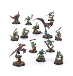 SPEARHEAD: SERAPHON–SUNBLOODED PROWLERS. Los Acechadores Estirpesolar se caracterizan por su sigilo y brutalidad. Estos expertos cazadores son Serafones implacables, encargados de erradicar amenazas específicas para los enigmáticos planes de sus señores slann. Una vez que detectan el rastro de un enemigo, nada salvo la muerte los aparta de su labor. Si quieres reclamar los Reinos Mortales como parte del Gran Plan, esta caja es la forma ideal de comenzar una colección de Serafones o de ampliar tu ejército de Warhammer Age of Sigmar, y resulta más económica que comprar los kits por separado. Las Fauces de Itzl, compuestas por unos feroces Estirpesolar y su escolta de saurios, inspiran al resto de la fuerza con sus valientes hazañas. Junto a ellos marchan a la batalla una unidad de Guerreros Saurios. Los veloces Cazadores de Huanchi capturan cualquier objetivo que el enemigo deje desprotegido, y un Engendro de Chotec brinda apoyo a distancia escupiendo ácido sobre tus adversarios. Estas miniaturas conforman una fuerza completa de Punta de lanza, lo que significa que podrás lanzarte a jugar partidas tácticas e intensas desde el primer momento. El Engendro de Chotec incluye opciones para personalizarlo con dos cabezas distintas, dos tipos de cresta y dos poses diferentes para el cuello. Uno de sus Domadores eslizones lleva un icono sagrado que puede rematarse con una de dos piezas decorativas opcionales. Los Guerreros Saurios incluyen piezas para montar un campeón, un músico con tambor de guerra y un portaestandarte opcionales, con dos iconos distintos para elegir. Las cabezas y escudos pueden intercambiarse entre las miniaturas, y cada guerrero puede armarse con un garrote o una lanza. Los Cazadores de Huanchi están compuestos por 10 Eslizones Camaleón y 3 Terrapaces. Los Eslizones incluyen piezas para montar un campeón, un músico y una Garra de Huanchi opcionales. También hay opciones de armas para que personalices aún más tu unidad.