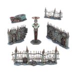 SPEARHEAD: SAND & BONE GAMING PACK (ESPAÑOL). Punta de lanza es una emocionante forma de disfrutar de Warhammer Age of Sigmar, tanto para jugadores nuevos como experimentados. En este modo de juego, librarás batallas a pequeña escala rápidas, tácticas y siempre diferentes. El pack contiene cartas, terreno, un tablero y un suplemento para jugar partidas de Punta de lanza en Warhammer Age of Sigmar. El tablero mide 30” x 22,4” (el tamaño específico para las partidas de Punta de lanza) e incluye marcadores de objetivo preimpresos para que tus ejércitos luchen por ellos. Las seis piezas de terreno son ideales para añadir dimensión a tus partidas, creando oportunidades para cubrirse y emboscar. También incluye cartas temáticas con giros inesperados que aseguran partidas reñidas hasta la última tirada, y cartas de táctica que establecen cómo obtener puntos de victoria y ofrecen poderosos efectos únicos.