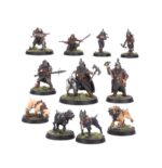 SPEARHEAD: CITIES OF SIGMAR – FUSIL - PLATOON. Acero y pólvora negra son la savia de las Ciudades de Sigmar, así como la vigilancia implacable. Las Secciones de Fusilería representan las tres cosas: desplegadas como brigadas móviles de artillería, su labor consiste en buscar enemigos que pretendan emboscar a las líneas de batalla y hacerles abandonar su escondite. Si quieres defender los Reinos Mortales en nombre de las fuerzas del Orden, esta caja es la manera perfecta de empezar una nueva colección de Ciudades de Sigmar (o ampliar tu ejército de Warhammer Age of Sigmar) y ahorrarte dinero, si lo comparas con comprar cada kit por separado. Lidera la fuerza un Fusilero Mayor en Ogor Baluarte, letal tanto a distancia como en combate cuerpo a cuerpo, que cuenta con la ayuda de un Transmutador de Guerra. Los Fusileros del Gremio Libre lanzan ráfagas de fuego mientras los Cazadores Montaraces ejercen presión sobre el enemigo y reclaman objetivos. Estas miniaturas componen una fuerza de Punta de lanza completa, lo que significa que podrás lanzarte a jugar partidas tácticas e intensas desde el primer momento. El Fusilero mayor puede montarse con dos poses distintas, igual que el Ogor Baluarte que conduce a la batalla. Los Fusileros del Gremio Libre tienen varias piezas intercambiables, como los escudos y las cabezas. Puedes montar un campeón de unidad opcional con un arma de varios cañones o pistolas, y también hay piezas para montar un portaestandarte con dos sombreretes distintos entre los que elegir. Los Cazadores Montaraces tienen distintas opciones de armas y de cabezas.i opcionales. También hay opciones de armas para que personalices aún más tu unidad.