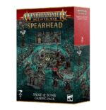 SPEARHEAD: SAND & BONE GAMING PACK (INGLÉS). Solo en inglés. Spearhead is an exciting way for both new and experienced players to enjoy Warhammer Age of Sigmar. In this game mode, you'll fight small-scale battles that are fast, tactical, and different every time. This pack contains cards, terrain, a gameboard, and supplement book for playing Spearhead games of Warhammer Age of Sigmar. The gameboard is 30” by 22.4” – the specified size for Spearhead games – and features pre-printed objective markers for your armies to fight over. The six pieces of terrain are ideal for adding extra dimensions to your games, creating opportunities for cover and ambush. Also included are themed twist cards that ensure games are close right until the final dice roll, and battle tactics cards, which dictate how to score victory points and offer powerful one-off effects.