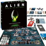 ALIEN JDM. Un extraterrestre recorre los pasillos de la nave NOSTROMO y quiere daros caza a ti y a los demás miembros de la tripulación. Trabaja en equipo para moverte por la nave, recoger los objetos necesarios y construir otros nuevos para sobrevivir. Ten cuidado, el alienígena podría estar a la vuelta de la esquina!. es un juego de mesa en el que tomaréis el papel de los miembros de la tripulación de la Nostromo, Ripley, Lambert, Parker, Brett o Dallas. A lo largo del juego, tendréis que hacer distintas acciones para cumplir diferentes objetivos, y, por supuesto, el Alien no os pondrá las cosas fáciles… Cada turno tiene dos fases. En la fase de acción de la tripulación, los jugadores recorren los pasillos de la Nostromo, recogiendo chatarra, fabricando objetos, intercambiando chatarra y objetos con otros jugadores, y utilizando objetos y sus habilidades especiales. Brett, por ejemplo, puede fabricar objetos con una chatarra menos que otros jugadores. Si el Alien está a menos de tres espacios del jugador con el incinerador, ese jugador puede usar el incinerador para enviar al Alien de vuelta a su nido. En la fase de Encuentro, los jugadores roban y resuelven una carta de Encuentro. El Alien puede estar acechando detrás de cualquier esquina... Una vez que los jugadores cumplen sus objetivos iniciales, se enfrentan a una de las cinco misiones finales, cada una con un conjunto único de requisitos. Los jugadores deben cumplir los requisitos de la misión final simultáneamente para ganar la partida. Los jugadores también pueden introducir al Oficial Científico Ash para un juego más complejo. Ash se mueve por la nave, eliminando chatarra y obligando a la tripulación a perder la moral.