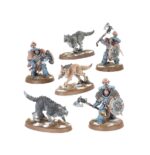 WOLF GUARD HEADTAKER SPACE WOLVES. El deber de los Cortacabezas de la Guardia del Lobo es dar caza a comandantes y campeones enemigos. Para ello, cuentan con la ayuda de manadas de lobos de caza fenrisianos. Estas astutas bestias dispersan las formaciones enemigas y acosan a las presas de los Cortacabezas, lo que permite a estos acercarse e impartir la justicia del Padre de todas las cosas. Con este kit multicomponente de plástico puedes montar tres Cortacabezas de la Guardia del Lobo y tres Lobos Cazadores para tus ejércitos de Lobos Espaciales de Warhammer 40,000. Estos veteranos guerreros son ideales para acabar con los objetivos enemigos más duros. Nada puede esconderse de los sentidos agudizados de su manada. Cada Cortacabezas puede armarse con dos armas de energía artesanales o con un arma de energía artesanal y un escudo de tormenta. El kit incluye nueve cabezas diferentes de entre las que elegir, tres con casco y seis descubiertas, para que puedas personalizar fácilmente tus miniaturas.