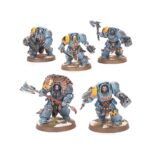 WOLF GUARD TERMINATORS SPACE WOLVES. La Guardia del Lobo adorna sus armaduras Exterminador con tótems y distintivos de honor cosechados a lo largo de años de batalla. Luchan en la punta de lanza de los asaltos, buscando ansiosamente la gloria mientras matan con asombrosa habilidad, con el fuego enemigo rebotándoles en la armadura y la tierra temblando a su paso. Con este kit multicomponente de plástico puedes montar cinco Exterminadores de la Guardia del Lobo, infantería pesada de élite para tus ejércitos de Lobos Espaciales de Warhammer 40,000. Equipados con gruesas armaduras y las mejores armas disponibles, son un martillo pilón en tu arsenal. La Guardia del Lobo puede soportar una enorme cantidad de fuego mientras destroza incluso a los enemigos más duros.