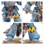 WOLF GUARD TERMINATORS SPACE WOLVES. La Guardia del Lobo adorna sus armaduras Exterminador con tótems y distintivos de honor cosechados a lo largo de años de batalla. Luchan en la punta de lanza de los asaltos, buscando ansiosamente la gloria mientras matan con asombrosa habilidad, con el fuego enemigo rebotándoles en la armadura y la tierra temblando a su paso. Con este kit multicomponente de plástico puedes montar cinco Exterminadores de la Guardia del Lobo, infantería pesada de élite para tus ejércitos de Lobos Espaciales de Warhammer 40,000. Equipados con gruesas armaduras y las mejores armas disponibles, son un martillo pilón en tu arsenal. La Guardia del Lobo puede soportar una enorme cantidad de fuego mientras destroza incluso a los enemigos más duros.
