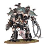 CHAOS KNIGHTS: KNIGHT RUINATOR. Los Caballeros Portarruinas cargan contra las líneas enemigas en medio de ardientes ráfagas de llamas malditas y salvas de misiles pulsoterror. Fijan su objetivo en un solo oponente o grupo hasta destruirlo, para a continuación avanzar hacia el siguiente. Estos ingenios de guerra dejan tras de sí un sendero de devastación por el que sus camaradas pueden seguirles hasta el mismo corazón de las posiciones enemigas. Con este kit multicomponente de plástico puedes montar un poderoso Caballero del Caos en una de sus cuatro configuraciones distintas para tu ejército de Caballeros del Caos de Warhammer 40,000. También puedes desplegarlo como Descastado aliado en ejércitos de Marines Espaciales del Caos, Guardia de la Muerte, Hijos del Emperador, Mil Hijos o Devoradores de Mundos. El Caballero Portarruina se especializa en causar el máximo daño a corto alcance, pero montes la clase que montes, traerá consigo un arsenal de armas tremendamente potentes. Una sola de estas poderosas máquinas de guerra es capaz de cambiar el curso de cualquier batalla. Tienes diferentes máscaras retorcidas, cadenas, tubos, púas y cuernos opcionales para crear una máquina de maldad verdaderamente única.