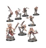 KILL TEAM: GOREMONGERS. Los Siembrasangres son cultistas fanáticos que han contemplado a los daemons de Khorne en todo su esplendor y viven para contarlo. En combate, portan todo tipo de armas concebidas para derramar sangre, desde enormes hachas sierra a dos manos hasta cuchillos, arpones y pistolas automáticas. Con este kit multicomponente de plástico puedes montar 8 Siembrasangres para usarlos como sanguinarios agentes Siembrasangres en Kill Team o desplegarlos en ejércitos de Devoradores de Mundos de Warhammer 40,000. El kit incluye diversas opciones, accesorios y cabezas para que personalices tu comando, así como piezas para montar especialistas como el feroz Reclamacráneos, el impredecible Incitador o el despiadado Empalador, entre otros. Dentro de la caja también encontrarás una hoja con 38 marcadores de doble cara de Siembrasangres para que lleves fácilmente la cuenta de tu equipo y de los efectos en el juego en plena batalla. El kit contiene 85 piezas de plástico y 8 peanas redondas Citadel de 32 mm. 