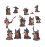 SPEARHEAD: CITIES OF SIGMAR – FUSIL - PLATOON. Acero y pólvora negra son la savia de las Ciudades de Sigmar, así como la vigilancia implacable. Las Secciones de Fusilería representan las tres cosas: desplegadas como brigadas móviles de artillería, su labor consiste en buscar enemigos que pretendan emboscar a las líneas de batalla y hacerles abandonar su escondite. Si quieres defender los Reinos Mortales en nombre de las fuerzas del Orden, esta caja es la manera perfecta de empezar una nueva colección de Ciudades de Sigmar (o ampliar tu ejército de Warhammer Age of Sigmar) y ahorrarte dinero, si lo comparas con comprar cada kit por separado. Lidera la fuerza un Fusilero Mayor en Ogor Baluarte, letal tanto a distancia como en combate cuerpo a cuerpo, que cuenta con la ayuda de un Transmutador de Guerra. Los Fusileros del Gremio Libre lanzan ráfagas de fuego mientras los Cazadores Montaraces ejercen presión sobre el enemigo y reclaman objetivos. Estas miniaturas componen una fuerza de Punta de lanza completa, lo que significa que podrás lanzarte a jugar partidas tácticas e intensas desde el primer momento. El Fusilero mayor puede montarse con dos poses distintas, igual que el Ogor Baluarte que conduce a la batalla. Los Fusileros del Gremio Libre tienen varias piezas intercambiables, como los escudos y las cabezas. Puedes montar un campeón de unidad opcional con un arma de varios cañones o pistolas, y también hay piezas para montar un portaestandarte con dos sombreretes distintos entre los que elegir. Los Cazadores Montaraces tienen distintas opciones de armas y de cabezas.i opcionales. También hay opciones de armas para que personalices aún más tu unidad.