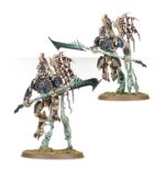 SPEARHEAD: OSSIARCH BONEREAPERS–MORTISAN ELITE. La Élite Mortesana son los guerreros colosales de los Osiarcas Cosechahuesos, considerados entre sus constructos más mortíferos. Los Mortesanos de la orden de los Formahuesos reúnen en ocasiones cohortes de estas monstruosas creaciones para perfeccionar su modificación ósea en plena batalla. La mera visión de estas fuerzas es aterradora: son la auténtica élite de la necrópolis. Si quieres reclamar los Reinos Mortales en nombre de Nagash, esta caja es el modo perfecto de empezar una colección de Osiarcas Cosechahuesos o de ampliar tu ejército de Warhammer Age of Sigmar, y resulta más económica que comprar los kits por separado. Lidera la fuerza un Mortesano Formahuesos, un poderoso mago que puede modificar e incluso crear constructos óseos completos. La poderosa Guardia Immortis y los Acechantes de la Necrópolis se ocupan de brindar protección mientras los Propiciadores Morghast planean sobre sus cabezas y atacan donde menos se les espera. Estas miniaturas componen una fuerza de Punta de lanza completa, lo que significa que podrás lanzarte a jugar partidas tácticas e intensas desde el primer momento. Los petos, armas y cabezas de los Acechantes de la Necrópolis son intercambiables, y uno de ellos puede montarse blandiendo dos enormes espadas en lugar de las cuatro pequeñas. La Guardia Immortis también tiene petos, armas, escudos y cabezas intercambiables. Los Propiciadores Morghast pueden ir armados con una alabarda (con distintos filos a elegir) o un par de espadas. También pueden montarse como Heraldos Morghast.