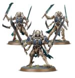 SPEARHEAD: OSSIARCH BONEREAPERS–MORTISAN ELITE. La Élite Mortesana son los guerreros colosales de los Osiarcas Cosechahuesos, considerados entre sus constructos más mortíferos. Los Mortesanos de la orden de los Formahuesos reúnen en ocasiones cohortes de estas monstruosas creaciones para perfeccionar su modificación ósea en plena batalla. La mera visión de estas fuerzas es aterradora: son la auténtica élite de la necrópolis. Si quieres reclamar los Reinos Mortales en nombre de Nagash, esta caja es el modo perfecto de empezar una colección de Osiarcas Cosechahuesos o de ampliar tu ejército de Warhammer Age of Sigmar, y resulta más económica que comprar los kits por separado. Lidera la fuerza un Mortesano Formahuesos, un poderoso mago que puede modificar e incluso crear constructos óseos completos. La poderosa Guardia Immortis y los Acechantes de la Necrópolis se ocupan de brindar protección mientras los Propiciadores Morghast planean sobre sus cabezas y atacan donde menos se les espera. Estas miniaturas componen una fuerza de Punta de lanza completa, lo que significa que podrás lanzarte a jugar partidas tácticas e intensas desde el primer momento. Los petos, armas y cabezas de los Acechantes de la Necrópolis son intercambiables, y uno de ellos puede montarse blandiendo dos enormes espadas en lugar de las cuatro pequeñas. La Guardia Immortis también tiene petos, armas, escudos y cabezas intercambiables. Los Propiciadores Morghast pueden ir armados con una alabarda (con distintos filos a elegir) o un par de espadas. También pueden montarse como Heraldos Morghast.