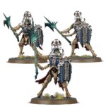 SPEARHEAD: OSSIARCH BONEREAPERS–MORTISAN ELITE. La Élite Mortesana son los guerreros colosales de los Osiarcas Cosechahuesos, considerados entre sus constructos más mortíferos. Los Mortesanos de la orden de los Formahuesos reúnen en ocasiones cohortes de estas monstruosas creaciones para perfeccionar su modificación ósea en plena batalla. La mera visión de estas fuerzas es aterradora: son la auténtica élite de la necrópolis. Si quieres reclamar los Reinos Mortales en nombre de Nagash, esta caja es el modo perfecto de empezar una colección de Osiarcas Cosechahuesos o de ampliar tu ejército de Warhammer Age of Sigmar, y resulta más económica que comprar los kits por separado. Lidera la fuerza un Mortesano Formahuesos, un poderoso mago que puede modificar e incluso crear constructos óseos completos. La poderosa Guardia Immortis y los Acechantes de la Necrópolis se ocupan de brindar protección mientras los Propiciadores Morghast planean sobre sus cabezas y atacan donde menos se les espera. Estas miniaturas componen una fuerza de Punta de lanza completa, lo que significa que podrás lanzarte a jugar partidas tácticas e intensas desde el primer momento. Los petos, armas y cabezas de los Acechantes de la Necrópolis son intercambiables, y uno de ellos puede montarse blandiendo dos enormes espadas en lugar de las cuatro pequeñas. La Guardia Immortis también tiene petos, armas, escudos y cabezas intercambiables. Los Propiciadores Morghast pueden ir armados con una alabarda (con distintos filos a elegir) o un par de espadas. También pueden montarse como Heraldos Morghast.