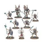 SPEARHEAD: OSSIARCH BONEREAPERS–MORTISAN ELITE. La Élite Mortesana son los guerreros colosales de los Osiarcas Cosechahuesos, considerados entre sus constructos más mortíferos. Los Mortesanos de la orden de los Formahuesos reúnen en ocasiones cohortes de estas monstruosas creaciones para perfeccionar su modificación ósea en plena batalla. La mera visión de estas fuerzas es aterradora: son la auténtica élite de la necrópolis. Si quieres reclamar los Reinos Mortales en nombre de Nagash, esta caja es el modo perfecto de empezar una colección de Osiarcas Cosechahuesos o de ampliar tu ejército de Warhammer Age of Sigmar, y resulta más económica que comprar los kits por separado. Lidera la fuerza un Mortesano Formahuesos, un poderoso mago que puede modificar e incluso crear constructos óseos completos. La poderosa Guardia Immortis y los Acechantes de la Necrópolis se ocupan de brindar protección mientras los Propiciadores Morghast planean sobre sus cabezas y atacan donde menos se les espera. Estas miniaturas componen una fuerza de Punta de lanza completa, lo que significa que podrás lanzarte a jugar partidas tácticas e intensas desde el primer momento. Los petos, armas y cabezas de los Acechantes de la Necrópolis son intercambiables, y uno de ellos puede montarse blandiendo dos enormes espadas en lugar de las cuatro pequeñas. La Guardia Immortis también tiene petos, armas, escudos y cabezas intercambiables. Los Propiciadores Morghast pueden ir armados con una alabarda (con distintos filos a elegir) o un par de espadas. También pueden montarse como Heraldos Morghast.