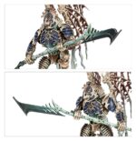 SPEARHEAD: OSSIARCH BONEREAPERS–MORTISAN ELITE. La Élite Mortesana son los guerreros colosales de los Osiarcas Cosechahuesos, considerados entre sus constructos más mortíferos. Los Mortesanos de la orden de los Formahuesos reúnen en ocasiones cohortes de estas monstruosas creaciones para perfeccionar su modificación ósea en plena batalla. La mera visión de estas fuerzas es aterradora: son la auténtica élite de la necrópolis. Si quieres reclamar los Reinos Mortales en nombre de Nagash, esta caja es el modo perfecto de empezar una colección de Osiarcas Cosechahuesos o de ampliar tu ejército de Warhammer Age of Sigmar, y resulta más económica que comprar los kits por separado. Lidera la fuerza un Mortesano Formahuesos, un poderoso mago que puede modificar e incluso crear constructos óseos completos. La poderosa Guardia Immortis y los Acechantes de la Necrópolis se ocupan de brindar protección mientras los Propiciadores Morghast planean sobre sus cabezas y atacan donde menos se les espera. Estas miniaturas componen una fuerza de Punta de lanza completa, lo que significa que podrás lanzarte a jugar partidas tácticas e intensas desde el primer momento. Los petos, armas y cabezas de los Acechantes de la Necrópolis son intercambiables, y uno de ellos puede montarse blandiendo dos enormes espadas en lugar de las cuatro pequeñas. La Guardia Immortis también tiene petos, armas, escudos y cabezas intercambiables. Los Propiciadores Morghast pueden ir armados con una alabarda (con distintos filos a elegir) o un par de espadas. También pueden montarse como Heraldos Morghast.