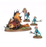 SPEARHEAD: SERAPHON–SUNBLOODED PROWLERS. Los Acechadores Estirpesolar se caracterizan por su sigilo y brutalidad. Estos expertos cazadores son Serafones implacables, encargados de erradicar amenazas específicas para los enigmáticos planes de sus señores slann. Una vez que detectan el rastro de un enemigo, nada salvo la muerte los aparta de su labor. Si quieres reclamar los Reinos Mortales como parte del Gran Plan, esta caja es la forma ideal de comenzar una colección de Serafones o de ampliar tu ejército de Warhammer Age of Sigmar, y resulta más económica que comprar los kits por separado. Las Fauces de Itzl, compuestas por unos feroces Estirpesolar y su escolta de saurios, inspiran al resto de la fuerza con sus valientes hazañas. Junto a ellos marchan a la batalla una unidad de Guerreros Saurios. Los veloces Cazadores de Huanchi capturan cualquier objetivo que el enemigo deje desprotegido, y un Engendro de Chotec brinda apoyo a distancia escupiendo ácido sobre tus adversarios. Estas miniaturas conforman una fuerza completa de Punta de lanza, lo que significa que podrás lanzarte a jugar partidas tácticas e intensas desde el primer momento. El Engendro de Chotec incluye opciones para personalizarlo con dos cabezas distintas, dos tipos de cresta y dos poses diferentes para el cuello. Uno de sus Domadores eslizones lleva un icono sagrado que puede rematarse con una de dos piezas decorativas opcionales. Los Guerreros Saurios incluyen piezas para montar un campeón, un músico con tambor de guerra y un portaestandarte opcionales, con dos iconos distintos para elegir. Las cabezas y escudos pueden intercambiarse entre las miniaturas, y cada guerrero puede armarse con un garrote o una lanza. Los Cazadores de Huanchi están compuestos por 10 Eslizones Camaleón y 3 Terrapaces. Los Eslizones incluyen piezas para montar un campeón, un músico y una Garra de Huanchi opcionales. También hay opciones de armas para que personalices aún más tu unidad.