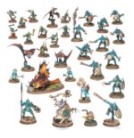 SPEARHEAD: SERAPHON–SUNBLOODED PROWLERS. Los Acechadores Estirpesolar se caracterizan por su sigilo y brutalidad. Estos expertos cazadores son Serafones implacables, encargados de erradicar amenazas específicas para los enigmáticos planes de sus señores slann. Una vez que detectan el rastro de un enemigo, nada salvo la muerte los aparta de su labor. Si quieres reclamar los Reinos Mortales como parte del Gran Plan, esta caja es la forma ideal de comenzar una colección de Serafones o de ampliar tu ejército de Warhammer Age of Sigmar, y resulta más económica que comprar los kits por separado. Las Fauces de Itzl, compuestas por unos feroces Estirpesolar y su escolta de saurios, inspiran al resto de la fuerza con sus valientes hazañas. Junto a ellos marchan a la batalla una unidad de Guerreros Saurios. Los veloces Cazadores de Huanchi capturan cualquier objetivo que el enemigo deje desprotegido, y un Engendro de Chotec brinda apoyo a distancia escupiendo ácido sobre tus adversarios. Estas miniaturas conforman una fuerza completa de Punta de lanza, lo que significa que podrás lanzarte a jugar partidas tácticas e intensas desde el primer momento. El Engendro de Chotec incluye opciones para personalizarlo con dos cabezas distintas, dos tipos de cresta y dos poses diferentes para el cuello. Uno de sus Domadores eslizones lleva un icono sagrado que puede rematarse con una de dos piezas decorativas opcionales. Los Guerreros Saurios incluyen piezas para montar un campeón, un músico con tambor de guerra y un portaestandarte opcionales, con dos iconos distintos para elegir. Las cabezas y escudos pueden intercambiarse entre las miniaturas, y cada guerrero puede armarse con un garrote o una lanza. Los Cazadores de Huanchi están compuestos por 10 Eslizones Camaleón y 3 Terrapaces. Los Eslizones incluyen piezas para montar un campeón, un músico y una Garra de Huanchi opcionales. También hay opciones de armas para que personalices aún más tu unidad.