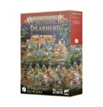 SPEARHEAD: SERAPHON–SUNBLOODED PROWLERS. Los Acechadores Estirpesolar se caracterizan por su sigilo y brutalidad. Estos expertos cazadores son Serafones implacables, encargados de erradicar amenazas específicas para los enigmáticos planes de sus señores slann. Una vez que detectan el rastro de un enemigo, nada salvo la muerte los aparta de su labor. Si quieres reclamar los Reinos Mortales como parte del Gran Plan, esta caja es la forma ideal de comenzar una colección de Serafones o de ampliar tu ejército de Warhammer Age of Sigmar, y resulta más económica que comprar los kits por separado. Las Fauces de Itzl, compuestas por unos feroces Estirpesolar y su escolta de saurios, inspiran al resto de la fuerza con sus valientes hazañas. Junto a ellos marchan a la batalla una unidad de Guerreros Saurios. Los veloces Cazadores de Huanchi capturan cualquier objetivo que el enemigo deje desprotegido, y un Engendro de Chotec brinda apoyo a distancia escupiendo ácido sobre tus adversarios. Estas miniaturas conforman una fuerza completa de Punta de lanza, lo que significa que podrás lanzarte a jugar partidas tácticas e intensas desde el primer momento. El Engendro de Chotec incluye opciones para personalizarlo con dos cabezas distintas, dos tipos de cresta y dos poses diferentes para el cuello. Uno de sus Domadores eslizones lleva un icono sagrado que puede rematarse con una de dos piezas decorativas opcionales. Los Guerreros Saurios incluyen piezas para montar un campeón, un músico con tambor de guerra y un portaestandarte opcionales, con dos iconos distintos para elegir. Las cabezas y escudos pueden intercambiarse entre las miniaturas, y cada guerrero puede armarse con un garrote o una lanza. Los Cazadores de Huanchi están compuestos por 10 Eslizones Camaleón y 3 Terrapaces. Los Eslizones incluyen piezas para montar un campeón, un músico y una Garra de Huanchi opcionales. También hay opciones de armas para que personalices aún más tu unidad.