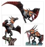 SPEARHEAD: SERAPHON–SUNBLOODED PROWLERS. Los Acechadores Estirpesolar se caracterizan por su sigilo y brutalidad. Estos expertos cazadores son Serafones implacables, encargados de erradicar amenazas específicas para los enigmáticos planes de sus señores slann. Una vez que detectan el rastro de un enemigo, nada salvo la muerte los aparta de su labor. Si quieres reclamar los Reinos Mortales como parte del Gran Plan, esta caja es la forma ideal de comenzar una colección de Serafones o de ampliar tu ejército de Warhammer Age of Sigmar, y resulta más económica que comprar los kits por separado. Las Fauces de Itzl, compuestas por unos feroces Estirpesolar y su escolta de saurios, inspiran al resto de la fuerza con sus valientes hazañas. Junto a ellos marchan a la batalla una unidad de Guerreros Saurios. Los veloces Cazadores de Huanchi capturan cualquier objetivo que el enemigo deje desprotegido, y un Engendro de Chotec brinda apoyo a distancia escupiendo ácido sobre tus adversarios. Estas miniaturas conforman una fuerza completa de Punta de lanza, lo que significa que podrás lanzarte a jugar partidas tácticas e intensas desde el primer momento. El Engendro de Chotec incluye opciones para personalizarlo con dos cabezas distintas, dos tipos de cresta y dos poses diferentes para el cuello. Uno de sus Domadores eslizones lleva un icono sagrado que puede rematarse con una de dos piezas decorativas opcionales. Los Guerreros Saurios incluyen piezas para montar un campeón, un músico con tambor de guerra y un portaestandarte opcionales, con dos iconos distintos para elegir. Las cabezas y escudos pueden intercambiarse entre las miniaturas, y cada guerrero puede armarse con un garrote o una lanza. Los Cazadores de Huanchi están compuestos por 10 Eslizones Camaleón y 3 Terrapaces. Los Eslizones incluyen piezas para montar un campeón, un músico y una Garra de Huanchi opcionales. También hay opciones de armas para que personalices aún más tu unidad.