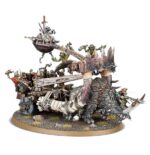 SPESRHEAD: OGOR MAWTRIBES–SCRAPGLUTT. Los Zampasobras rastrean los campos de batalla abandonados y las chatarrerías, empujados por la obsesión de un cazador ogor de fabricar trampas de lo más creativas. Cualquier pieza útil recogida por unos gnoblars entusiastas puede ser reutilizada como armadura o arma para la banda. Si quieres arrasar por los Reinos Mortales devorando todo a tu paso, esta caja es la forma perfecta de empezar una nueva colección de Mascatribus Ogors o de ampliar tu ejército de Warhammer Age of Sigmar, y resulta más económica que comprar los kits por separado. Un corpulento y astuto Trampero, junto a su séquito compuesto por un imponente Dientes de Sable Gélidos y un puñado de ingeniosos gnoblars, lidera a los Zampasobras. Tras él marchan ocho demoledores Tripasduras, una unidad de Gnoblars lista para capturar objetivos, y un Tirasobras Gnoblar que lanza chatarra metálica sobre tus enemigos. Estas miniaturas conforman una fuerza completa de Punta de lanza, lo que significa que podrás lanzarte a jugar partidas tácticas e intensas desde el primer momento. Dos de los Tripasduras también pueden montarse como campeones Jefes Tripasduras, otros dos como Eructadores Tripasduras y dos más como Portadores de la Mascarruna con la opción de tres sombreretes distintos para el estandarte. Las cabezas, escudos ventrales y armas pueden intercambiarse entre todos los Tripasduras. Hay distintas opciones decorativas para los cuernos del Tirasobras, que también puede montarse como Escupehierros. La unidad de Gnoblars cuenta con 13 cabezas intercambiables entre todos los cuerpos del kit.