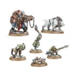SPESRHEAD: OGOR MAWTRIBES–SCRAPGLUTT. Los Zampasobras rastrean los campos de batalla abandonados y las chatarrerías, empujados por la obsesión de un cazador ogor de fabricar trampas de lo más creativas. Cualquier pieza útil recogida por unos gnoblars entusiastas puede ser reutilizada como armadura o arma para la banda. Si quieres arrasar por los Reinos Mortales devorando todo a tu paso, esta caja es la forma perfecta de empezar una nueva colección de Mascatribus Ogors o de ampliar tu ejército de Warhammer Age of Sigmar, y resulta más económica que comprar los kits por separado. Un corpulento y astuto Trampero, junto a su séquito compuesto por un imponente Dientes de Sable Gélidos y un puñado de ingeniosos gnoblars, lidera a los Zampasobras. Tras él marchan ocho demoledores Tripasduras, una unidad de Gnoblars lista para capturar objetivos, y un Tirasobras Gnoblar que lanza chatarra metálica sobre tus enemigos. Estas miniaturas conforman una fuerza completa de Punta de lanza, lo que significa que podrás lanzarte a jugar partidas tácticas e intensas desde el primer momento. Dos de los Tripasduras también pueden montarse como campeones Jefes Tripasduras, otros dos como Eructadores Tripasduras y dos más como Portadores de la Mascarruna con la opción de tres sombreretes distintos para el estandarte. Las cabezas, escudos ventrales y armas pueden intercambiarse entre todos los Tripasduras. Hay distintas opciones decorativas para los cuernos del Tirasobras, que también puede montarse como Escupehierros. La unidad de Gnoblars cuenta con 13 cabezas intercambiables entre todos los cuerpos del kit.