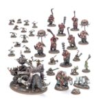 SPESRHEAD: OGOR MAWTRIBES–SCRAPGLUTT. Los Zampasobras rastrean los campos de batalla abandonados y las chatarrerías, empujados por la obsesión de un cazador ogor de fabricar trampas de lo más creativas. Cualquier pieza útil recogida por unos gnoblars entusiastas puede ser reutilizada como armadura o arma para la banda. Si quieres arrasar por los Reinos Mortales devorando todo a tu paso, esta caja es la forma perfecta de empezar una nueva colección de Mascatribus Ogors o de ampliar tu ejército de Warhammer Age of Sigmar, y resulta más económica que comprar los kits por separado. Un corpulento y astuto Trampero, junto a su séquito compuesto por un imponente Dientes de Sable Gélidos y un puñado de ingeniosos gnoblars, lidera a los Zampasobras. Tras él marchan ocho demoledores Tripasduras, una unidad de Gnoblars lista para capturar objetivos, y un Tirasobras Gnoblar que lanza chatarra metálica sobre tus enemigos. Estas miniaturas conforman una fuerza completa de Punta de lanza, lo que significa que podrás lanzarte a jugar partidas tácticas e intensas desde el primer momento. Dos de los Tripasduras también pueden montarse como campeones Jefes Tripasduras, otros dos como Eructadores Tripasduras y dos más como Portadores de la Mascarruna con la opción de tres sombreretes distintos para el estandarte. Las cabezas, escudos ventrales y armas pueden intercambiarse entre todos los Tripasduras. Hay distintas opciones decorativas para los cuernos del Tirasobras, que también puede montarse como Escupehierros. La unidad de Gnoblars cuenta con 13 cabezas intercambiables entre todos los cuerpos del kit.