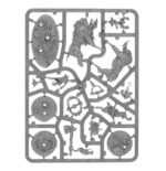 SPESRHEAD: OGOR MAWTRIBES–SCRAPGLUTT. Los Zampasobras rastrean los campos de batalla abandonados y las chatarrerías, empujados por la obsesión de un cazador ogor de fabricar trampas de lo más creativas. Cualquier pieza útil recogida por unos gnoblars entusiastas puede ser reutilizada como armadura o arma para la banda. Si quieres arrasar por los Reinos Mortales devorando todo a tu paso, esta caja es la forma perfecta de empezar una nueva colección de Mascatribus Ogors o de ampliar tu ejército de Warhammer Age of Sigmar, y resulta más económica que comprar los kits por separado. Un corpulento y astuto Trampero, junto a su séquito compuesto por un imponente Dientes de Sable Gélidos y un puñado de ingeniosos gnoblars, lidera a los Zampasobras. Tras él marchan ocho demoledores Tripasduras, una unidad de Gnoblars lista para capturar objetivos, y un Tirasobras Gnoblar que lanza chatarra metálica sobre tus enemigos. Estas miniaturas conforman una fuerza completa de Punta de lanza, lo que significa que podrás lanzarte a jugar partidas tácticas e intensas desde el primer momento. Dos de los Tripasduras también pueden montarse como campeones Jefes Tripasduras, otros dos como Eructadores Tripasduras y dos más como Portadores de la Mascarruna con la opción de tres sombreretes distintos para el estandarte. Las cabezas, escudos ventrales y armas pueden intercambiarse entre todos los Tripasduras. Hay distintas opciones decorativas para los cuernos del Tirasobras, que también puede montarse como Escupehierros. La unidad de Gnoblars cuenta con 13 cabezas intercambiables entre todos los cuerpos del kit.