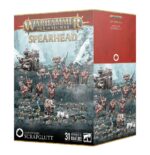 SPESRHEAD: OGOR MAWTRIBES–SCRAPGLUTT. Los Zampasobras rastrean los campos de batalla abandonados y las chatarrerías, empujados por la obsesión de un cazador ogor de fabricar trampas de lo más creativas. Cualquier pieza útil recogida por unos gnoblars entusiastas puede ser reutilizada como armadura o arma para la banda. Si quieres arrasar por los Reinos Mortales devorando todo a tu paso, esta caja es la forma perfecta de empezar una nueva colección de Mascatribus Ogors o de ampliar tu ejército de Warhammer Age of Sigmar, y resulta más económica que comprar los kits por separado. Un corpulento y astuto Trampero, junto a su séquito compuesto por un imponente Dientes de Sable Gélidos y un puñado de ingeniosos gnoblars, lidera a los Zampasobras. Tras él marchan ocho demoledores Tripasduras, una unidad de Gnoblars lista para capturar objetivos, y un Tirasobras Gnoblar que lanza chatarra metálica sobre tus enemigos. Estas miniaturas conforman una fuerza completa de Punta de lanza, lo que significa que podrás lanzarte a jugar partidas tácticas e intensas desde el primer momento. Dos de los Tripasduras también pueden montarse como campeones Jefes Tripasduras, otros dos como Eructadores Tripasduras y dos más como Portadores de la Mascarruna con la opción de tres sombreretes distintos para el estandarte. Las cabezas, escudos ventrales y armas pueden intercambiarse entre todos los Tripasduras. Hay distintas opciones decorativas para los cuernos del Tirasobras, que también puede montarse como Escupehierros. La unidad de Gnoblars cuenta con 13 cabezas intercambiables entre todos los cuerpos del kit.