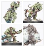 SPESRHEAD: OGOR MAWTRIBES–SCRAPGLUTT. Los Zampasobras rastrean los campos de batalla abandonados y las chatarrerías, empujados por la obsesión de un cazador ogor de fabricar trampas de lo más creativas. Cualquier pieza útil recogida por unos gnoblars entusiastas puede ser reutilizada como armadura o arma para la banda. Si quieres arrasar por los Reinos Mortales devorando todo a tu paso, esta caja es la forma perfecta de empezar una nueva colección de Mascatribus Ogors o de ampliar tu ejército de Warhammer Age of Sigmar, y resulta más económica que comprar los kits por separado. Un corpulento y astuto Trampero, junto a su séquito compuesto por un imponente Dientes de Sable Gélidos y un puñado de ingeniosos gnoblars, lidera a los Zampasobras. Tras él marchan ocho demoledores Tripasduras, una unidad de Gnoblars lista para capturar objetivos, y un Tirasobras Gnoblar que lanza chatarra metálica sobre tus enemigos. Estas miniaturas conforman una fuerza completa de Punta de lanza, lo que significa que podrás lanzarte a jugar partidas tácticas e intensas desde el primer momento. Dos de los Tripasduras también pueden montarse como campeones Jefes Tripasduras, otros dos como Eructadores Tripasduras y dos más como Portadores de la Mascarruna con la opción de tres sombreretes distintos para el estandarte. Las cabezas, escudos ventrales y armas pueden intercambiarse entre todos los Tripasduras. Hay distintas opciones decorativas para los cuernos del Tirasobras, que también puede montarse como Escupehierros. La unidad de Gnoblars cuenta con 13 cabezas intercambiables entre todos los cuerpos del kit.
