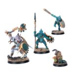 SPEARHEAD: SERAPHON–SUNBLOODED PROWLERS. Los Acechadores Estirpesolar se caracterizan por su sigilo y brutalidad. Estos expertos cazadores son Serafones implacables, encargados de erradicar amenazas específicas para los enigmáticos planes de sus señores slann. Una vez que detectan el rastro de un enemigo, nada salvo la muerte los aparta de su labor. Si quieres reclamar los Reinos Mortales como parte del Gran Plan, esta caja es la forma ideal de comenzar una colección de Serafones o de ampliar tu ejército de Warhammer Age of Sigmar, y resulta más económica que comprar los kits por separado. Las Fauces de Itzl, compuestas por unos feroces Estirpesolar y su escolta de saurios, inspiran al resto de la fuerza con sus valientes hazañas. Junto a ellos marchan a la batalla una unidad de Guerreros Saurios. Los veloces Cazadores de Huanchi capturan cualquier objetivo que el enemigo deje desprotegido, y un Engendro de Chotec brinda apoyo a distancia escupiendo ácido sobre tus adversarios. Estas miniaturas conforman una fuerza completa de Punta de lanza, lo que significa que podrás lanzarte a jugar partidas tácticas e intensas desde el primer momento. El Engendro de Chotec incluye opciones para personalizarlo con dos cabezas distintas, dos tipos de cresta y dos poses diferentes para el cuello. Uno de sus Domadores eslizones lleva un icono sagrado que puede rematarse con una de dos piezas decorativas opcionales. Los Guerreros Saurios incluyen piezas para montar un campeón, un músico con tambor de guerra y un portaestandarte opcionales, con dos iconos distintos para elegir. Las cabezas y escudos pueden intercambiarse entre las miniaturas, y cada guerrero puede armarse con un garrote o una lanza. Los Cazadores de Huanchi están compuestos por 10 Eslizones Camaleón y 3 Terrapaces. Los Eslizones incluyen piezas para montar un campeón, un músico y una Garra de Huanchi opcionales. También hay opciones de armas para que personalices aún más tu unidad.