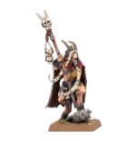 BEASTMAN SHAMAN. Los chamanes de los hombres bestia tienen un aspecto realmente repugnante: sus cuerpos inmundos están cubiertos de pelaje enmarañado en el que se entretejen todo tipo de fetiches primitivos y amuletos siniestros. Ni siquiera el Señor de las Bestias más poderoso dañaría a un bramachamán, pues proclaman la voluntad de los Dioses Oscuros y aquellos que osan desafiarlos pagan un precio muy alto. Con este kit multicomponente de plástico puedes montar un Beastman Shaman, un mago salvaje para tus ejércitos de Beastmen Brayherds en Warhammer: The Old World. Armado con su bastón Braystaff y envuelto en ropajes, puede usarse como Bray-Shaman o Great Bray-Shaman para que tus Children of Chaos tengan el apoyo mágico que necesitan. El kit contiene 8 piezas de plástico, 1 peana cuadrada Citadel de 25 mm y una peana cuadrada Citadel de 30 mm. 
