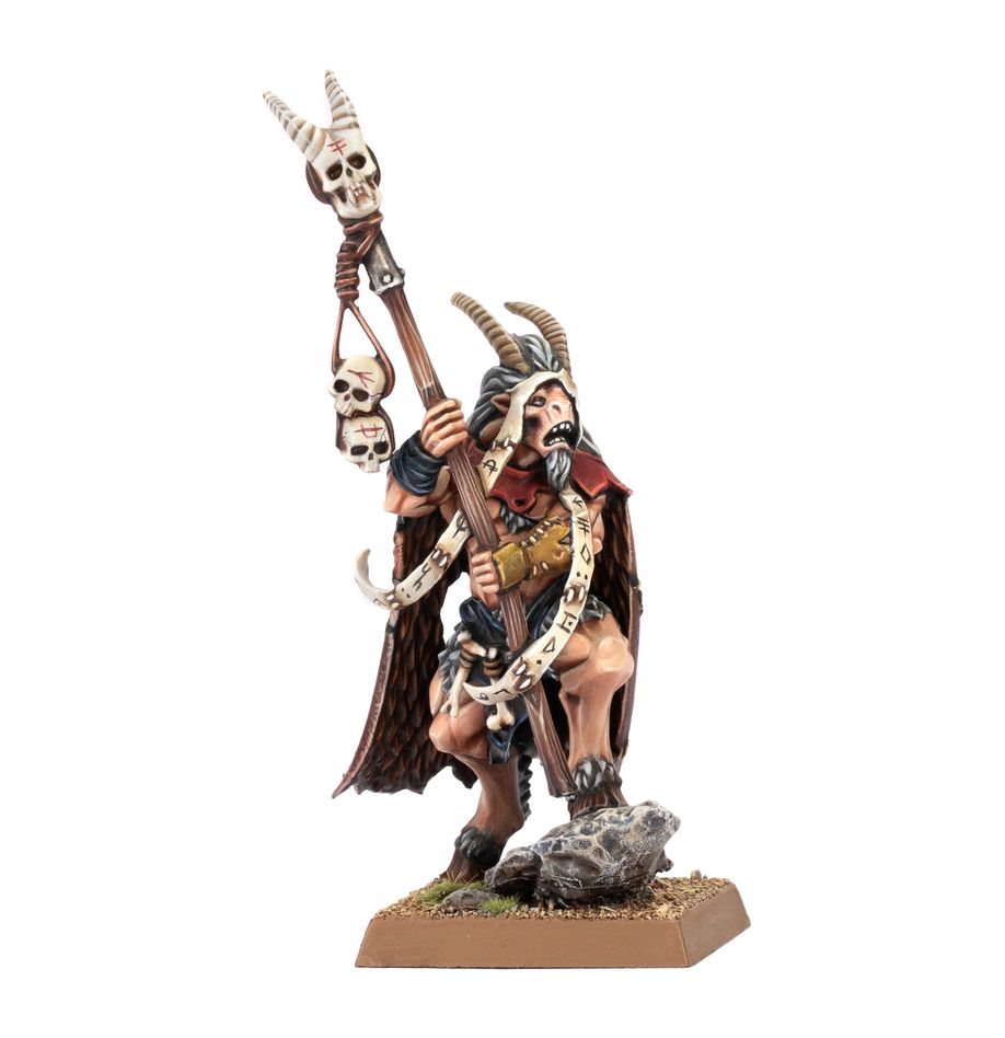 Beastman shaman. Los chamanes de los hombres bestia tienen un aspecto realmente repugnante: sus cuerpos inmundos están cubiertos de pelaje enmarañado en el que se entretejen todo tipo de fetiches primitivos y amuletos siniestros. Ni siquiera el señor de las bestias más poderoso dañaría a un bramachamán, pues proclaman la voluntad de los dioses oscuros y aquellos que osan desafiarlos pagan un precio muy alto. Con este kit multicomponente de plástico puedes montar un beastman shaman, un mago salvaje para tus ejércitos de beastmen brayherds en warhammer: the old world. Armado con su bastón braystaff y envuelto en ropajes, puede usarse como bray-shaman o great bray-shaman para que tus children of chaos tengan el apoyo mágico que necesitan. El kit contiene 8 piezas de plástico, 1 peana cuadrada citadel de 25 mm y una peana cuadrada citadel de 30 mm.  
