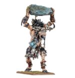 BEASTMEN BRAYHERDS BATTALION. Más que un ejército disciplinado, las manadas bestiales de hombres bestia son grupos de incursores desorganizados, repletos de criaturas salvajes y babeantes empeñadas en la destrucción y el derramamiento de sangre. Estos monstruos de otro mundo avanzan en hordas despiadadas, armados con hachas, lanzas rudimentarias y escudos. Con esta caja puedes montar un núcleo sólido de un ejército de Beastmen Brayherds para usar en partidas de Warhammer: The Old World. Es perfecta para empezar una nueva colección o ampliar la tuya, y más económica que comprar los kits por separado. Un Cygor magofóbico, que también puede ensamblarse como un corpulento Ghorgon, actúa como eje de esta fuerza, listo para aplastar a tus mayores amenazas. A sus pies, hordas de Ungors avanzan en escaramuza. Estos guerreros versátiles pueden armarse con arcos rudimentarios, lanzas o armas de mano y escudos para enfrentarse a cualquier enemigo. Los brutales Gors completan tus filas con una avalancha de rudos soldados con armas de mano emparejadas, o bien armas de mano y escudos, para aplastar las líneas enemigas.