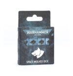 SPACE WOLVES DICE. Los hijos de Russ luchan de forma salvaje, confiando en su habilidad con las armas y siempre ansiosos por superarse unos a otros. Pese a tener las mejoras armas y armaduras, los apasionados latidos de sus corazones son su mayor activo. Un juego de 16 dados de seis caras con esquinas cuadradas para usar en partidas de Warhammer 40,000, con la temática de los Lobos Espaciales. Están fabricados en plástico acrílico de color azul claro perlado y muescas en tinta dorada, y miden 16 mm de arista. Las caras del 1 al 5 presentan los tradicionales puntos y la cara del 6 luce el salvaje icono de los Lobos Espaciales