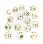 CHAOS KNIGHTS DICE. Los Caballeros del Caos son armas que infunden terror. Ver uno de ellos acechando entre los escombros es suficiente para hacer huir a la mayoría de los oponentes antes incluso de que comience la batalla. Un juego de 16 dados de seis caras con esquinas cuadradas para usar en partidas de Warhammer 40,000, con la temática de los Caballeros del Caos. Están fabricados en plástico acrílico de color blanco roto con efecto nacarado y muescas en tinta verde, y miden 16 mm de arista. Las caras del 1 al 5 presentan los tradicionales puntos y la cara del 6 luce el distinguido icono del casco de los Caballeros del Caos.