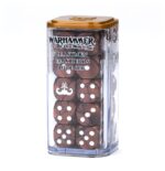 BEASTMEN BRAYHERDS DICE SET. Las salvajes manadas de hombres bestia adoran a los dioses del Caos de una forma primigenia, con rituales sencillos y pura sed de destrucción. Son un enemigo aterrador que se abalanza sobre el rival en una marea degenerada de pezuñas y cuernos. Un juego de 20 dados de seis caras con esquinas redondeadas para usarlos en partidas de Warhammer: The Old World, con temática de los Beastmen Brayherds. Están fabricados en plástico acrílico de color marrón perlado con las muescas en blanco y miden 16 mm de arista. En los dados normales, las caras del 1 al 5 están marcadas con los tradicionales puntos, mientras que la cara del 6 está adornada con el icono bestial de las Beastmen Brayherds.