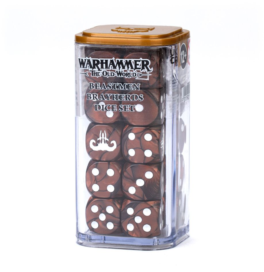Beastmen brayherds dice set. Las salvajes manadas de hombres bestia adoran a los dioses del caos de una forma primigenia, con rituales sencillos y pura sed de destrucción. Son un enemigo aterrador que se abalanza sobre el rival en una marea degenerada de pezuñas y cuernos. Un juego de 20 dados de seis caras con esquinas redondeadas para usarlos en partidas de warhammer: the old world, con temática de los beastmen brayherds. Están fabricados en plástico acrílico de color marrón perlado con las muescas en blanco y miden 16 mm de arista. En los dados normales, las caras del 1 al 5 están marcadas con los tradicionales puntos, mientras que la cara del 6 está adornada con el icono bestial de las beastmen brayherds.