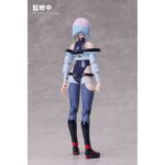 LUCY CYBERPUNK: EDGERUNNERS BUZZMOD. Aniplex incorpora a su colección BUZZmod. la figura articulada de la netrunner fugitiva Lucy, basada en el personaje de la serie de animación "Cyberpunk: Edgerunners". La figura cuenta con un cuello articulado e incluye 5x placas faciales, 1x pantalla de protocolo de infiltración, 2x partes del cuello intercambiables, 2x partes de antebrazo “Monowire”, 9x manos, 2x pies y 1x pistola. Mide aproximadamente 14 cm de altura y está fabricada en PVC, ABS y POM. Como todas las figuras de esta línea ha sido meticulosamente diseñada para ofrecer una articulación superior, mayor estabilidad y facilidad para recrear diferentes poses.
