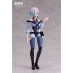 LUCY CYBERPUNK: EDGERUNNERS BUZZMOD. Aniplex incorpora a su colección BUZZmod. la figura articulada de la netrunner fugitiva Lucy, basada en el personaje de la serie de animación "Cyberpunk: Edgerunners". La figura cuenta con un cuello articulado e incluye 5x placas faciales, 1x pantalla de protocolo de infiltración, 2x partes del cuello intercambiables, 2x partes de antebrazo “Monowire”, 9x manos, 2x pies y 1x pistola. Mide aproximadamente 14 cm de altura y está fabricada en PVC, ABS y POM. Como todas las figuras de esta línea ha sido meticulosamente diseñada para ofrecer una articulación superior, mayor estabilidad y facilidad para recrear diferentes poses.